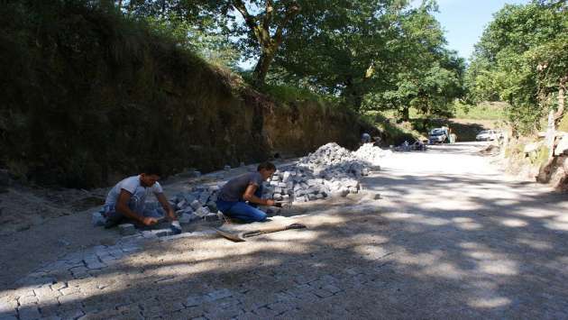 Obras de beneficiação do acesso ao Monte de São Pedro Fins em curso 