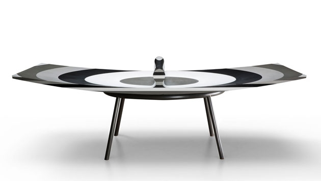 Ron Arad foi o designer de "10 LAYERS", uma mesa da Silestone®